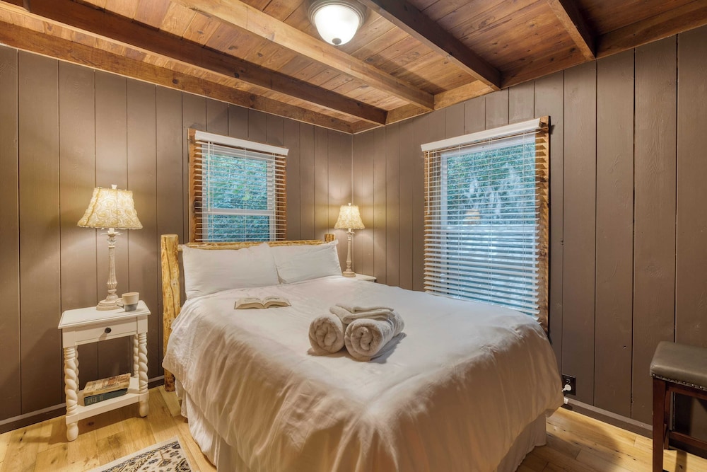 Riverwood Gatlinburg/pigeon Forge Cabin w/ River Views