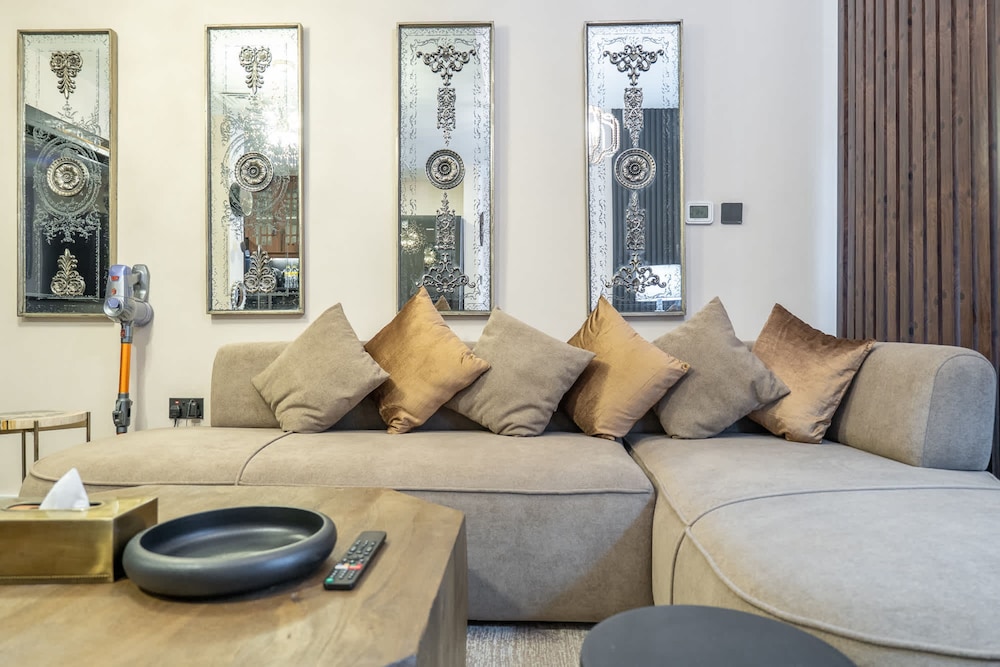 Extravagant Studio Stay for 2 in JVC