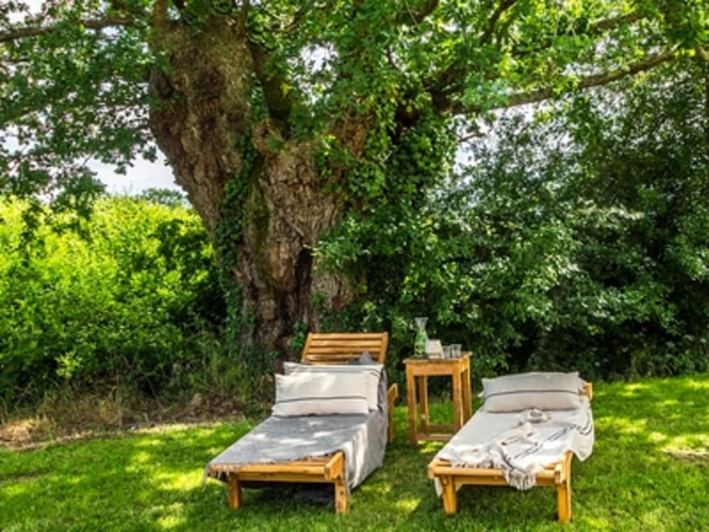Spacious Villa With Large Garden en Vasles