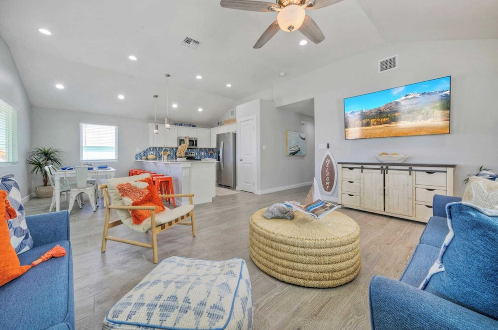 Sleeps 21, 2 Homes Private Pool, Patio Lounge w/ Fire Pit, Bar, TV, & Games