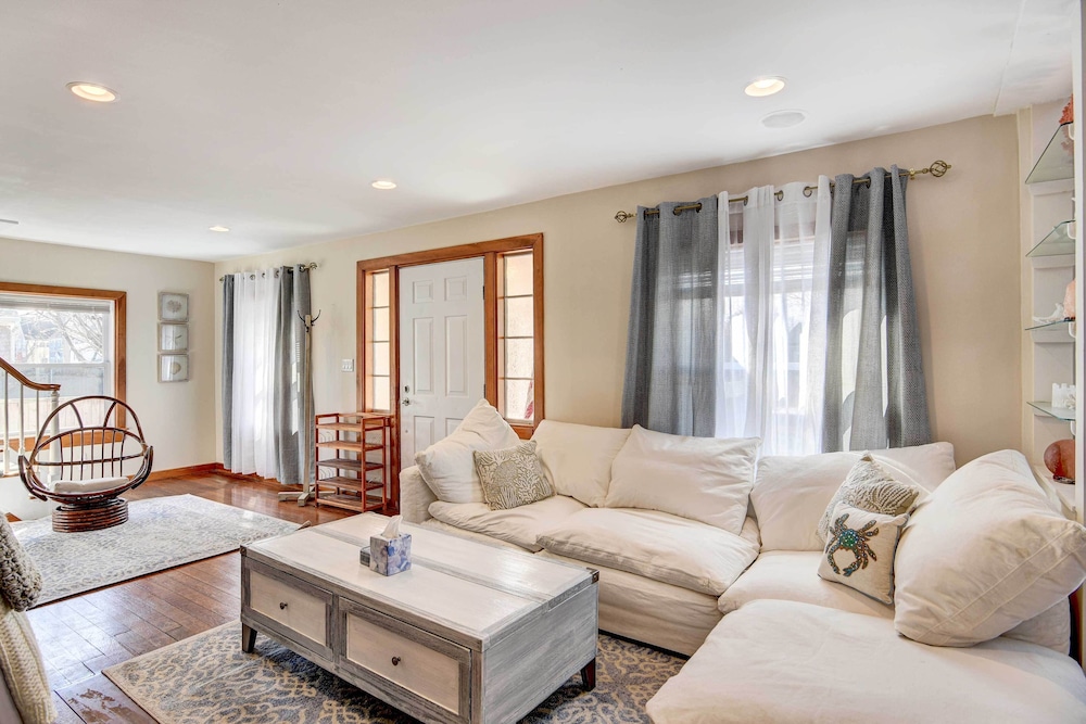 Beautiful Portsmouth Cottage By the Sea w/ Jacuzzi