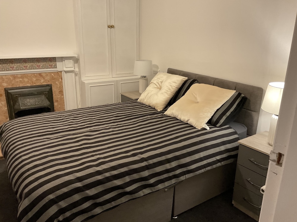Stunning 4-bed House in Rochester view 5