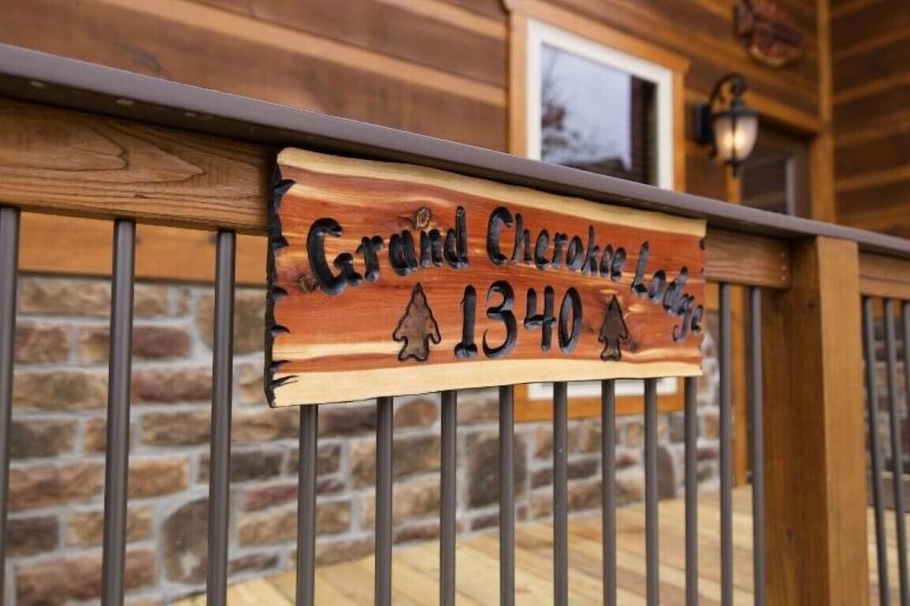 Grand Cherokee Lodge - 5 Bedrooms, 5 Baths, Sleeps 20 Home by RedAwning