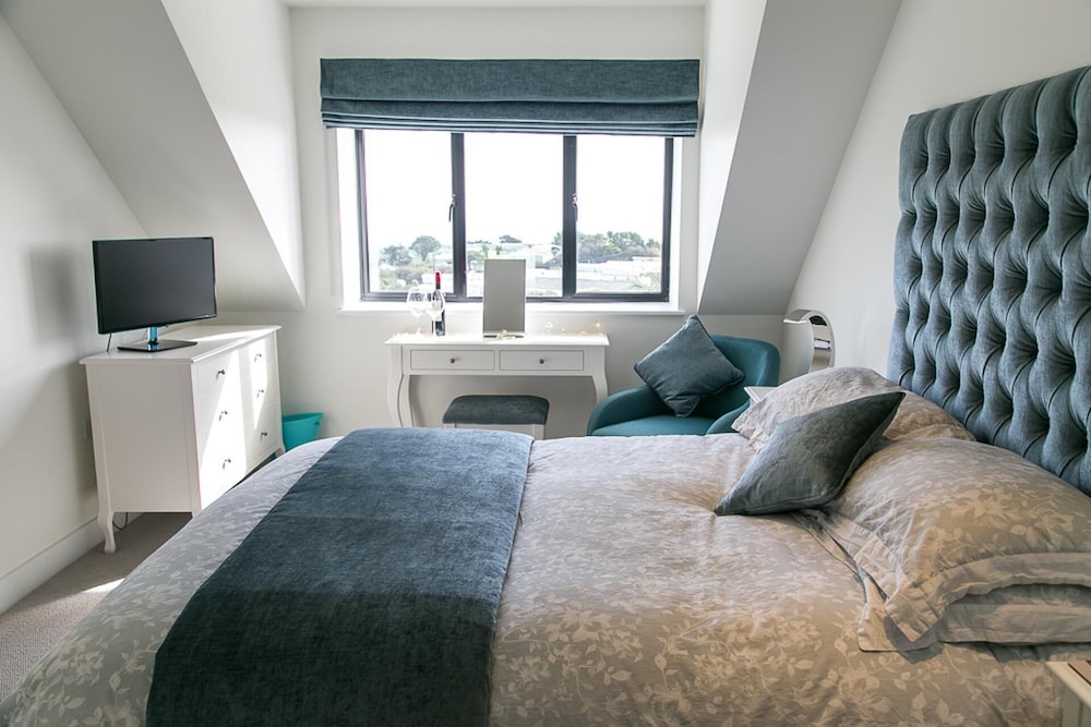 Immaculate 2 Bed Apartment on The Lizard Cornwall view 2