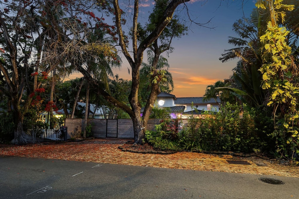 Luxe 5BR 4BA Heated Pool 10 Min to Beach BBQ