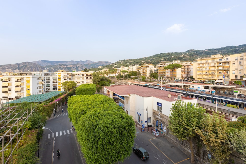 Family Home With Terrace & View In Sorrento Center
