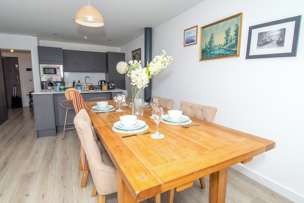 Apartment - Sleeps 4 - Parking - Workspace