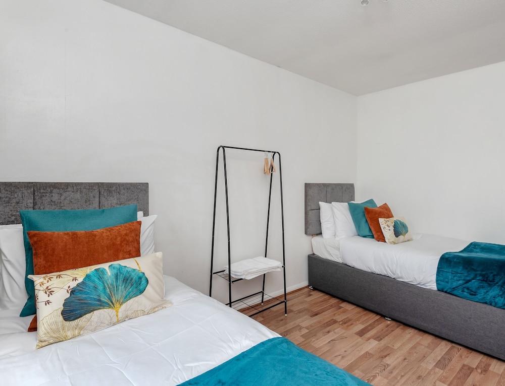 Hale Lodge, Beautiful 3 BR Home With Free Parking
