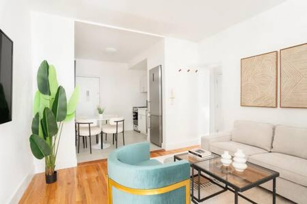444-2e Modern 2BR Hell s Kitchen