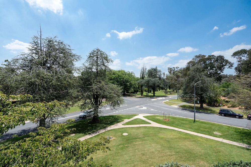 Spacious 2-bed Apartment Near Dining & Attractions