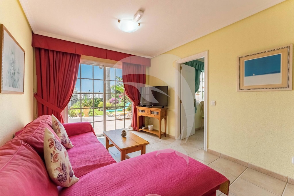 El Médano Apartment With Pool and Garden Views