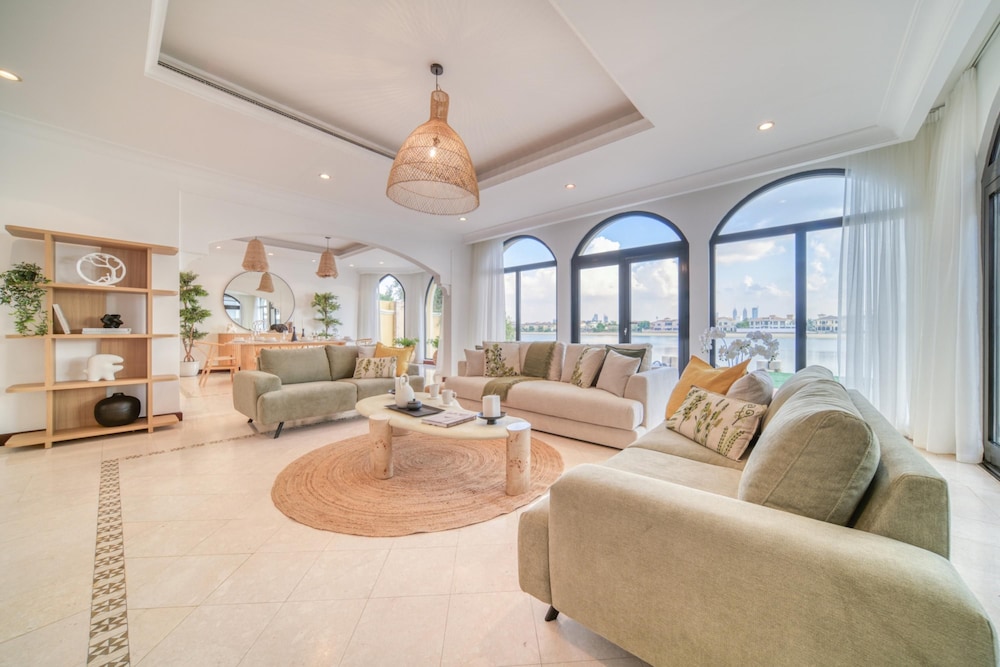 Exclusive 6BR Palm Villa w Private Pool and Beach