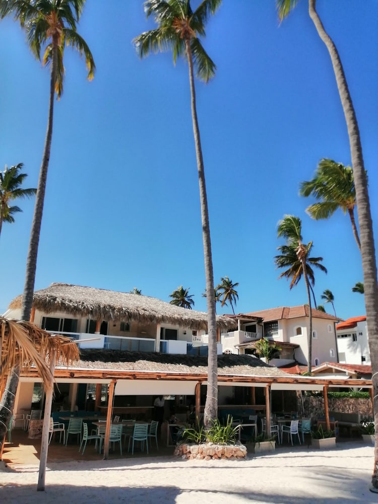 Los Corales Beach Village