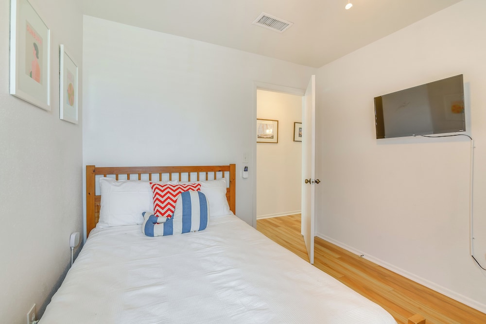 1 Block to Beach: Family Retreat in Galveston!
