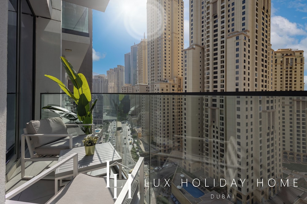 LUX LIV Contemporary Marina Suite 2