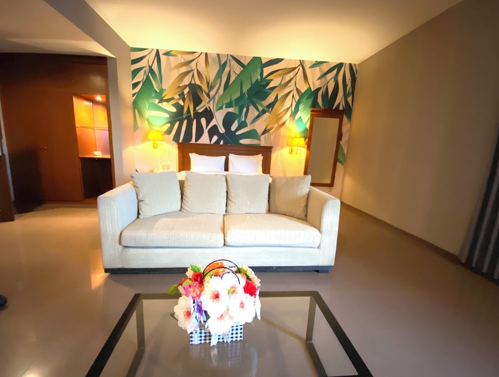 HOTEL GOLDEN SEASON