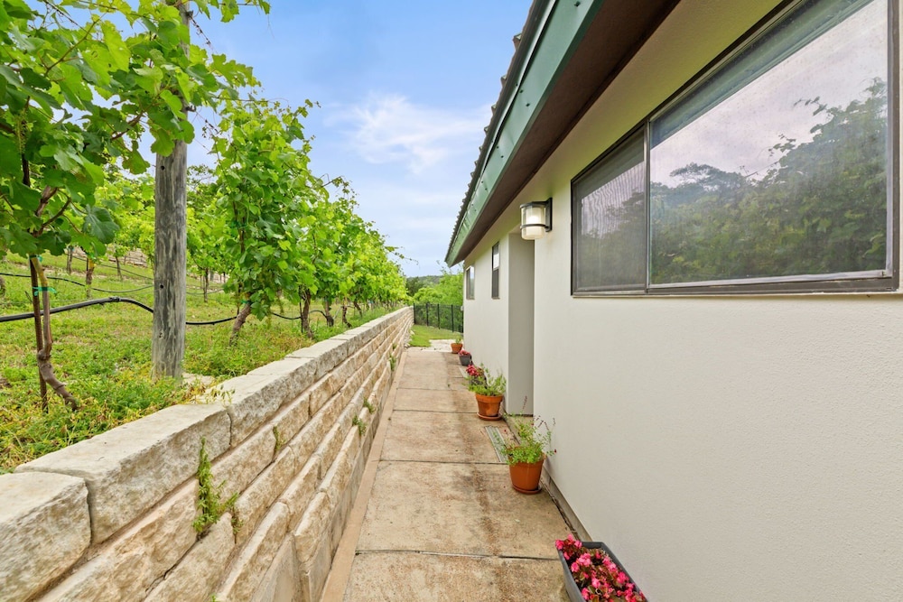 Chardonnay Haus - Unit C