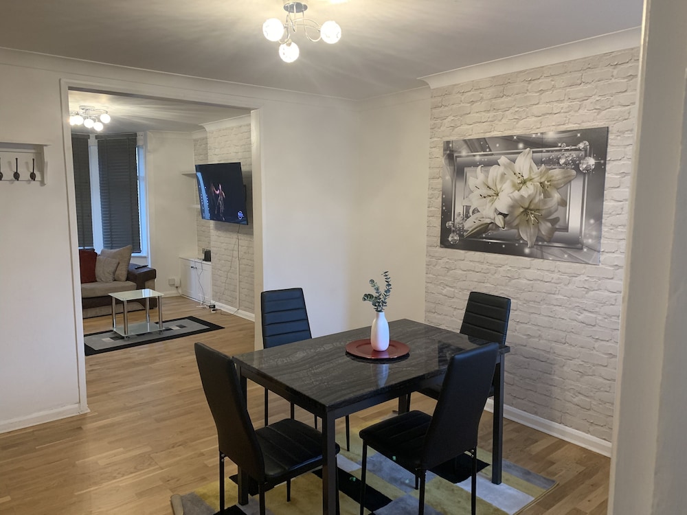 House - Sleeps7 - Garden - Parking - Station Close view 5