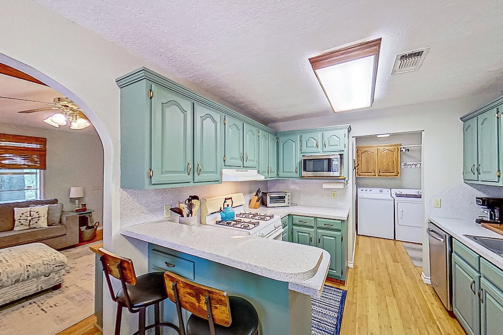 2BR Dog-friendly Home Near Lake w/ Fire Pit