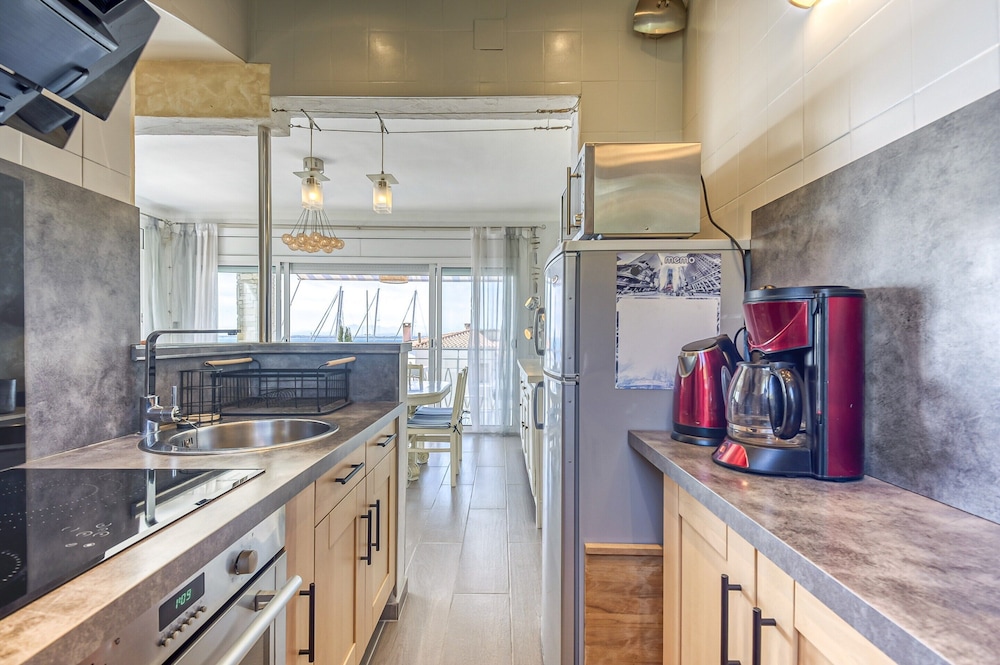 Apartment in Roses Near Platja Dels Palangrers
