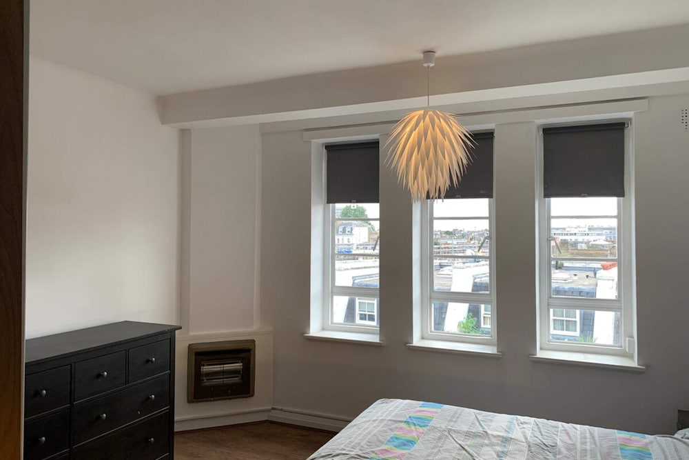 Contemporary 2 Bedroom Flat in Bayswater