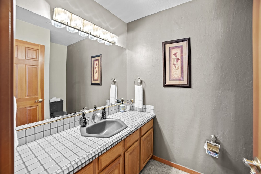 Lake Tahoe Vacations - 4 Bedroom Home at 392 Skidder Trail by RedAwning Save 10 on 3 Nights, 15 on 5 Nights! - Property Image 14