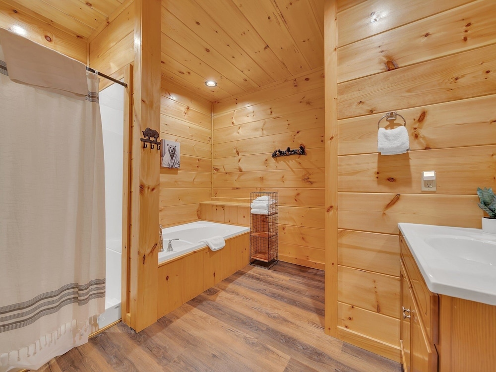 Bear Hug Hideaway 2 Bedroom Cabin