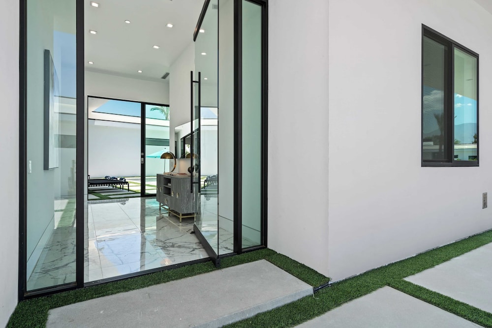 Sleeps 23 Pool, Hot Tub & Putting Green Minutes to Golf & Dining Bravo Villa #7 by Avantstay