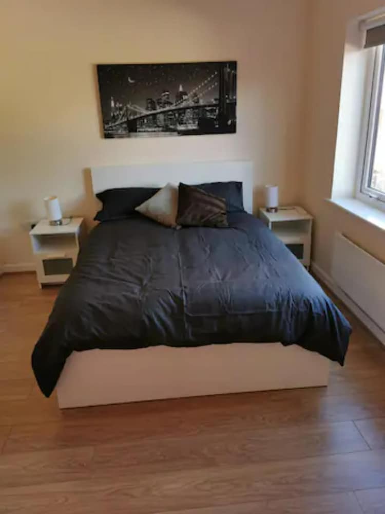 Entire 3 Bedroom House Manchester Free Parking view 3