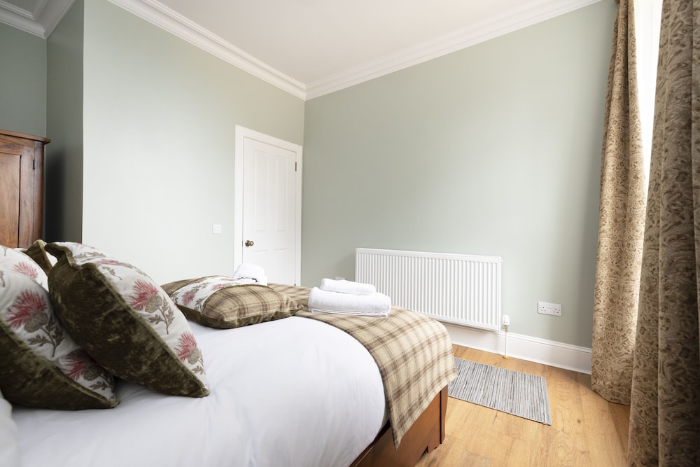 JOIVY Charming 2-Bed Flat Near Edinburgh Castle view 5