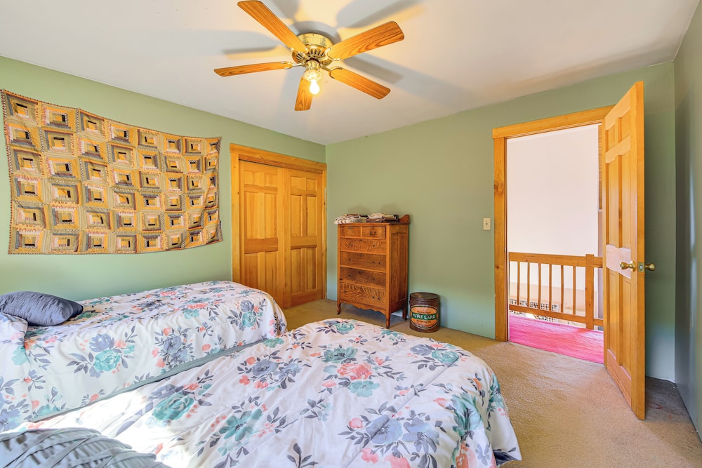 Hot Tub, Fire Pit & Grill: Remote Springfield Home