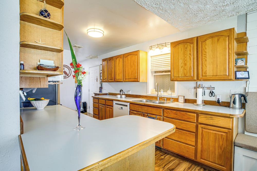 Hot Tub, Deck & Mtn Views: Nine Mile Falls Duplex