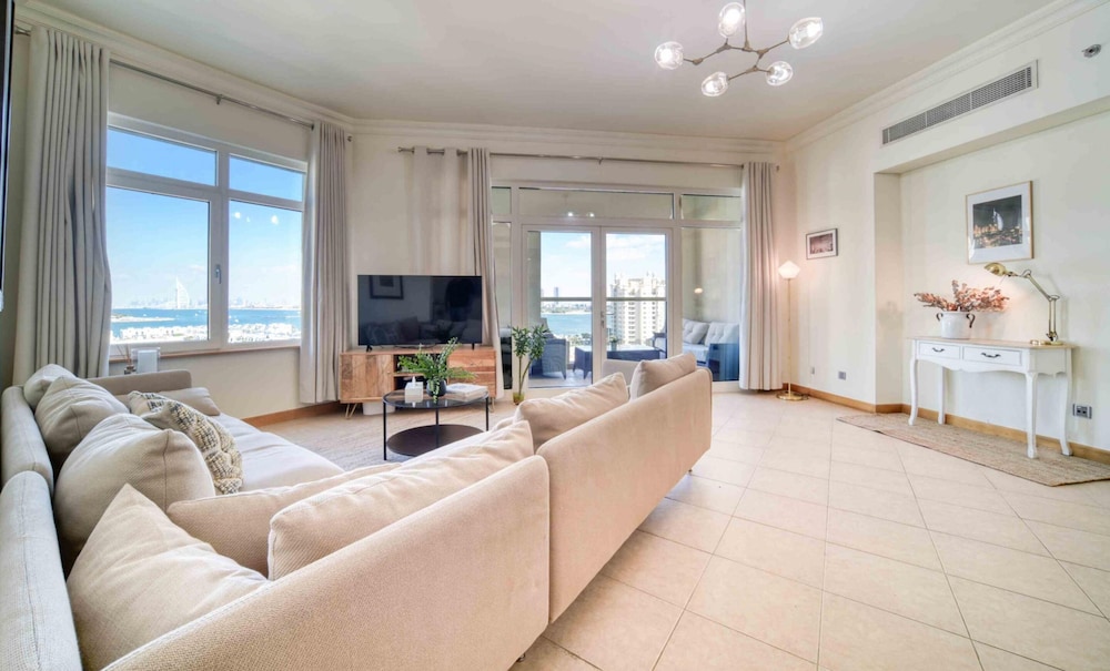 Chic Beachside 3BR Living at the Palm