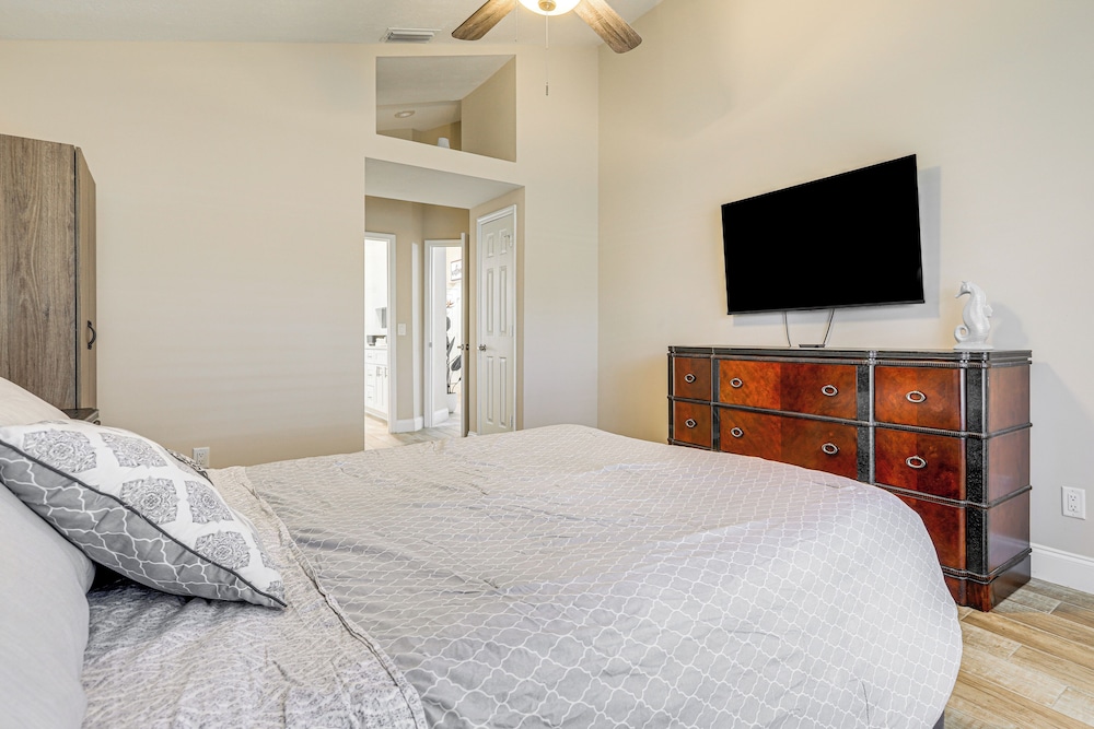 8 Mi to Stuart Beach: Home w/ Pool Access!
