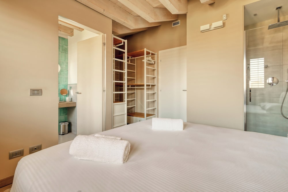 Elegant apt with parking and balcony