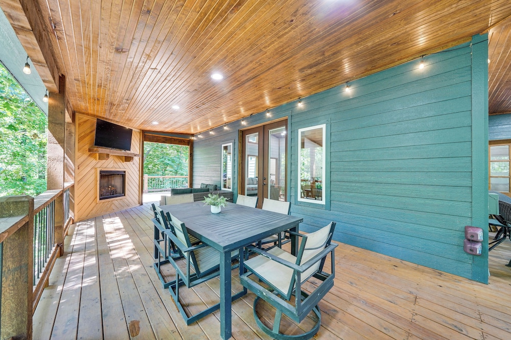 Creekside Cabin w/ Views & Hot Tub in Broken Bow