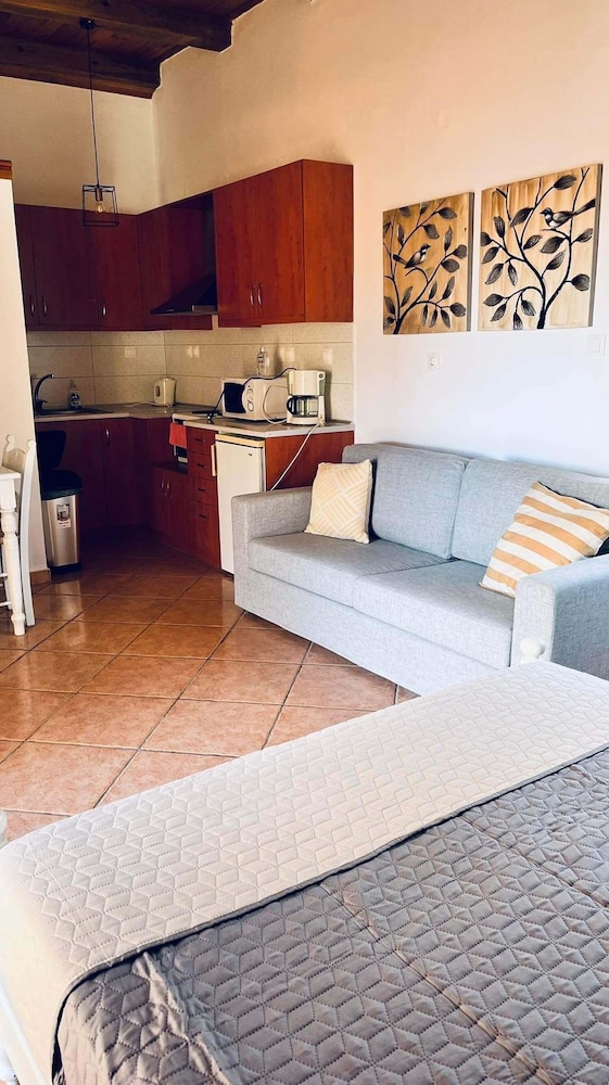 Skandalis Traditional Suites