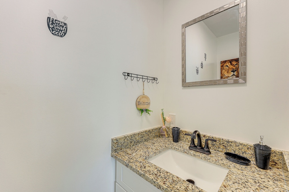 1 Mi to San Antonio Zoo: Olmos Park Apt!
