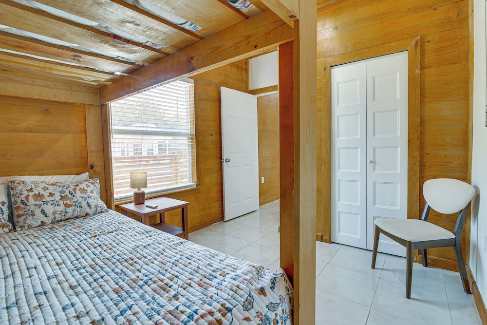 2 Mi to Family Attractions: Brownsville Cottage!