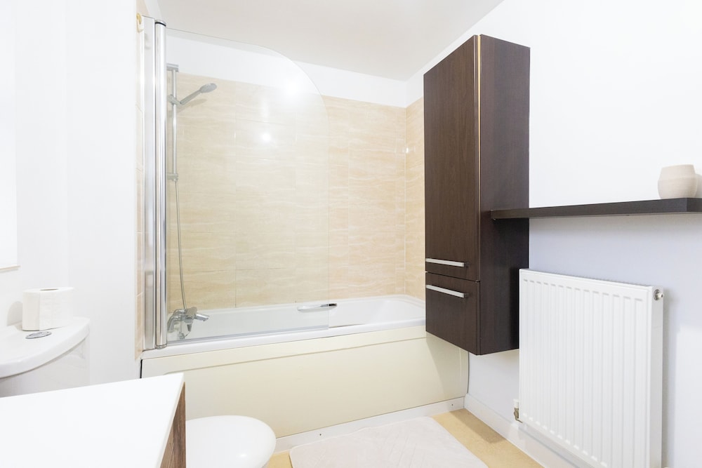 Manchester 3-beds, Sleeps 6 With On-site Parking