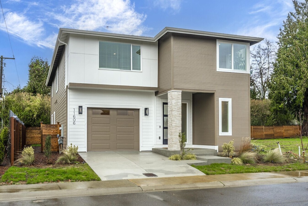 Brand New 5BR Home Fenced Yard Ample Parking