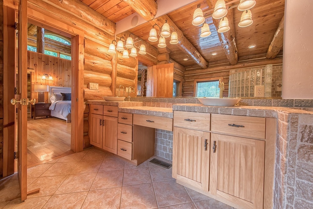 Azalea Retreat by Avantstay Sleeps 34 & Pool view 4