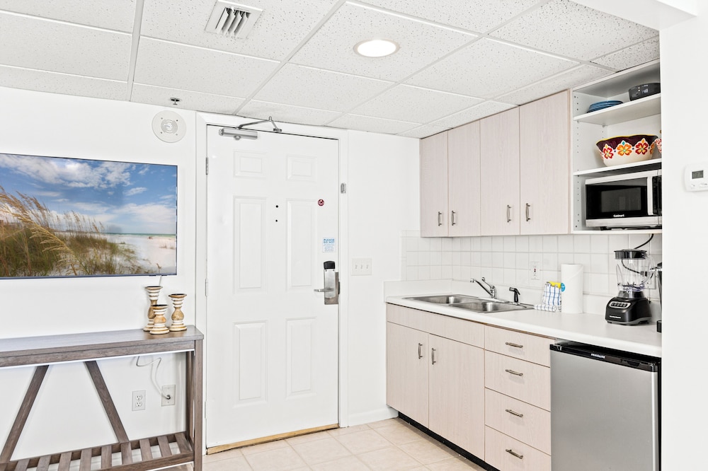 Coastal Hideaway: Cozy Beachfront Studio Sleeps 4 With Stunning Views!