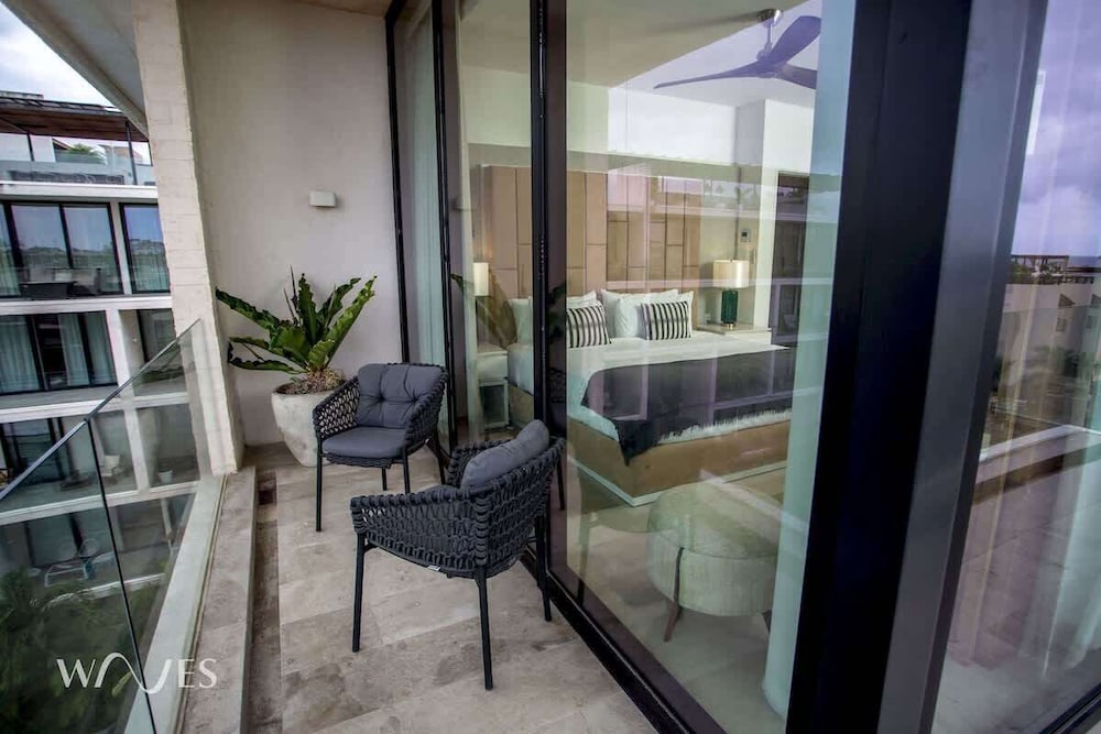 3 Br. Ocean Front PH With Stunning Views