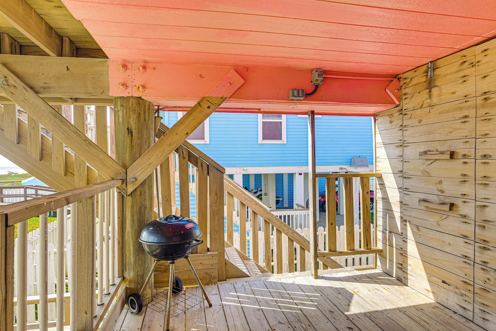 Beachfront Cottage w/ Boardwalk in Freeport