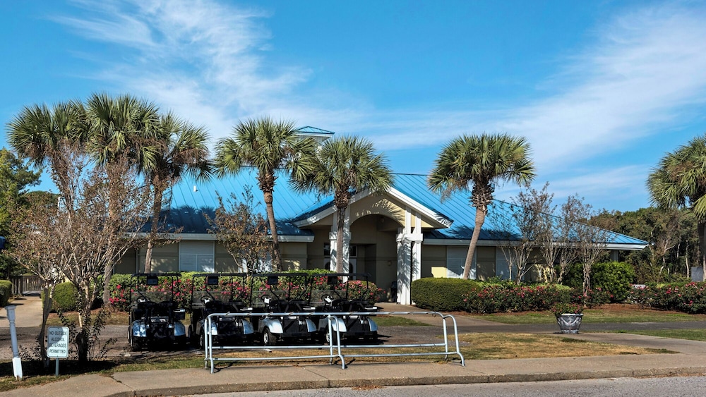 Sleeps 8 w/ Resort Pools, Tennis, Golf & Beach Access + Attraction Tickets!