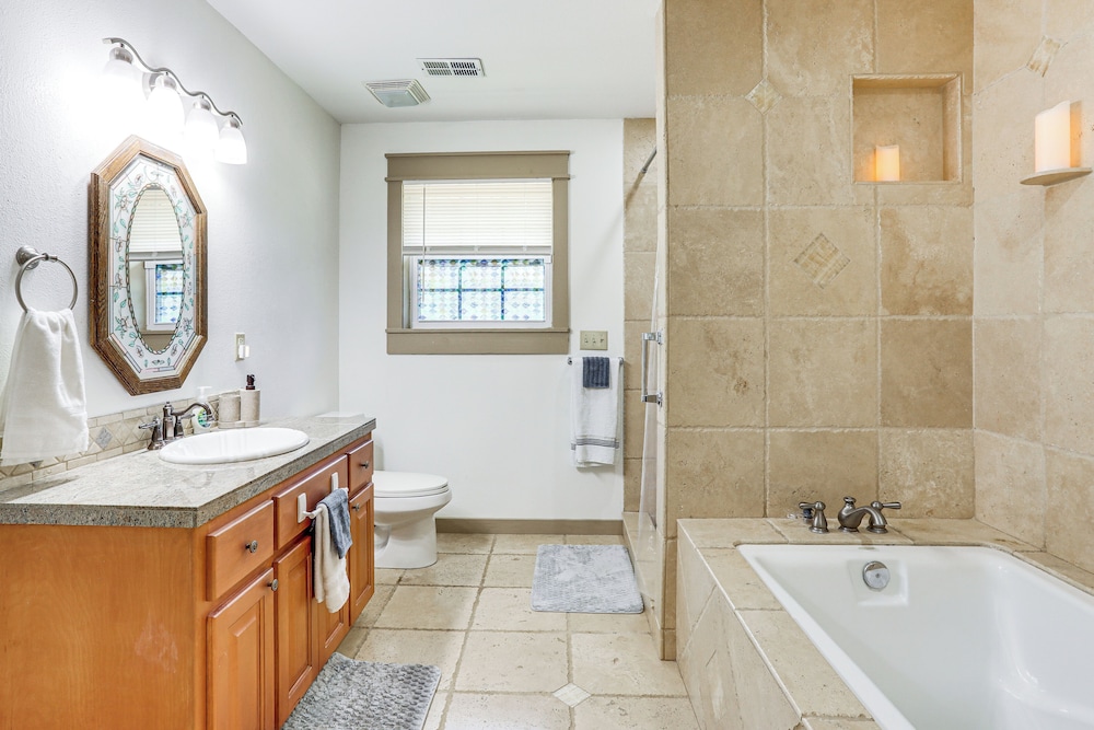 3 Mi to Spring River: Fully Furnished Outdoor Gem!