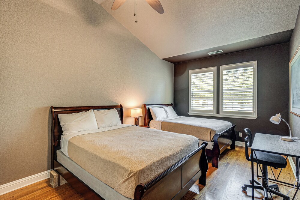 Luxe Vineyard Villa w/ Views & Fire Pit in Loomis!