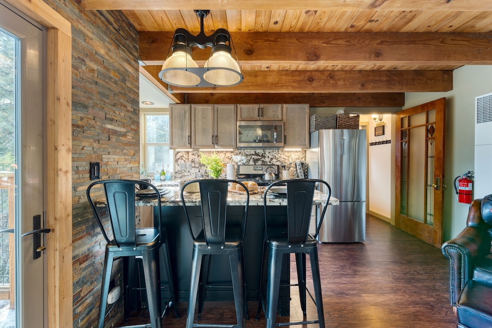 Sierra at Donner Lofted Cabin Minutes to Lake A-frame-inspired Design Deck