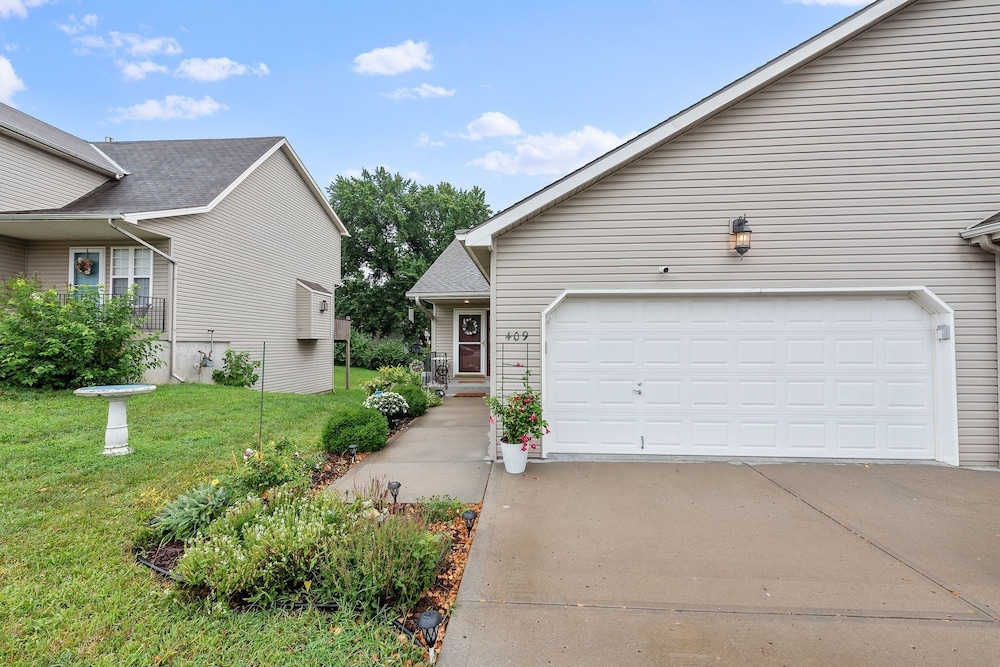 Beautiful Townhome 11 Minutes To Downtown 3 Bedroom Townhouse
